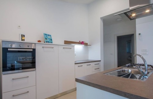 Verunic Apartment | Seaside Two Bedroom Apartment with Terrace in Verunić