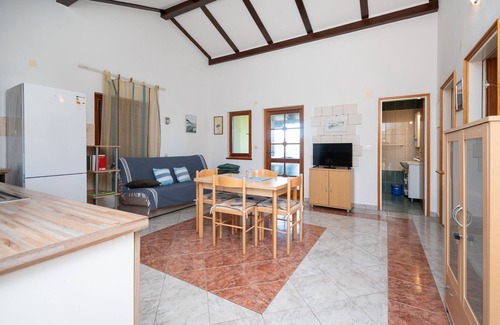 Veli Rat Apartment | Beachside Two-Bedroom Retreat with Ocean View on Dugi Otok
