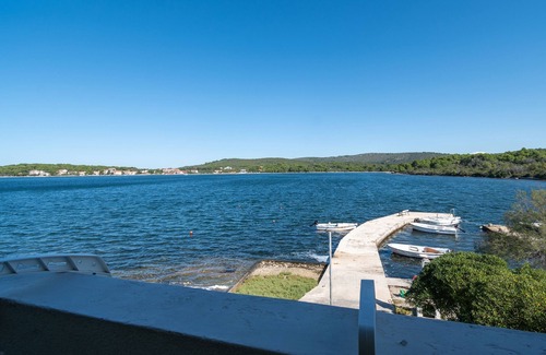 Veli Rat Apartment | Beachside Two-Bedroom Retreat with Ocean View on Dugi Otok