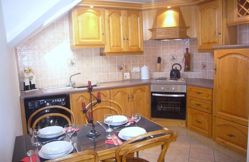 Callan Apartment | Two Bedroom Apartment in Heart of Historic Town - stone's throw to all amenities
