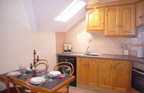 Callan Apartment | Two Bedroom Apartment in Heart of Historic Town - stone's throw to all amenities