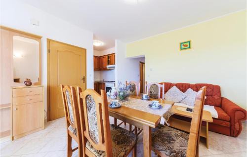 Peruski Apartment | Cozy Apartment in Peruski with Full Kitchen Amenities