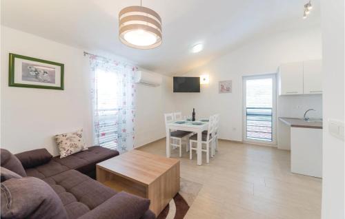Verunic Apartment | Cozy 2 Bedroom Apartment in Veli Rat with Pool Access