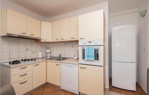 Zagvozd Apartment | Premier 2 Bedroom Apartment in Zagvozd - Guest Rated 9.8