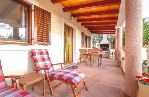 Njivice Apartment | Beautiful Njivice Apartment with Terrace & Ocean View