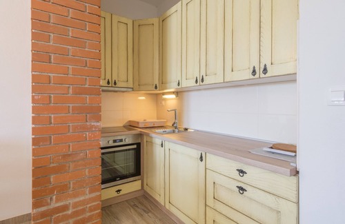 Simuni Apartment | Cozy Two-Bedroom Apartment with Balcony and Ocean View