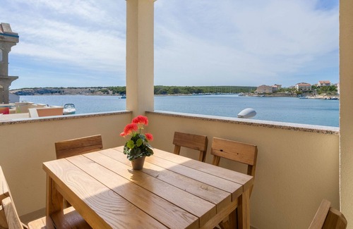 Simuni Apartment | Cozy Two-Bedroom Apartment with Balcony and Ocean View