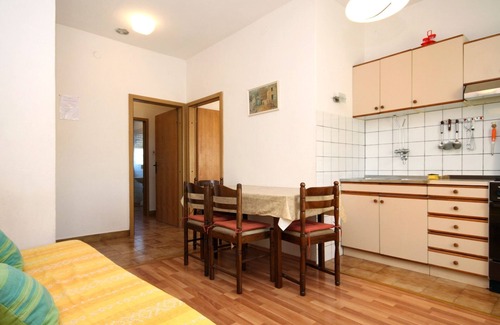 Batalaza Apartment | Oceanfront Two Bedroom Apartment with Terrace in Ugljan