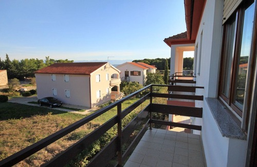 Batalaza Apartment | Oceanfront Two Bedroom Apartment with Terrace in Ugljan