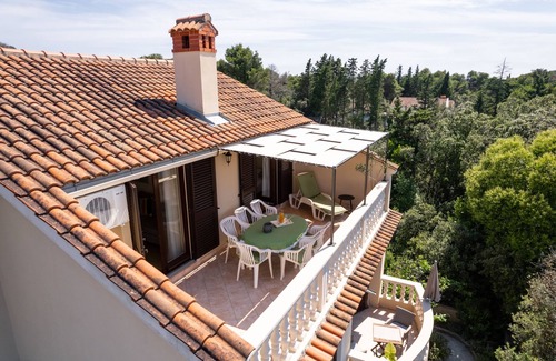 Muline Apartment | Scenic Two Bedroom Apartment with Terrace and Ocean View
