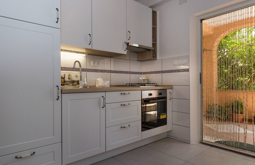 Simuni Apartment | Elegant Two Bedroom Apartment with Terrace in Šimuni, Pag