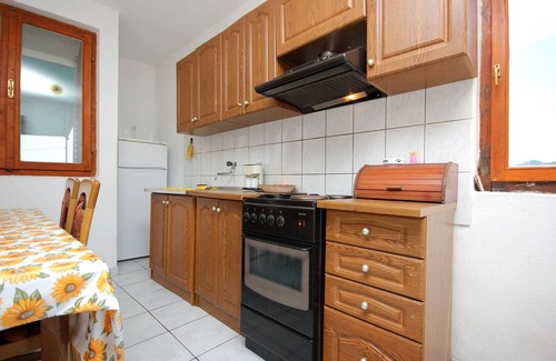 Zman Apartment | Family-Friendly Two Bedroom Apartment with Sea View in Žman