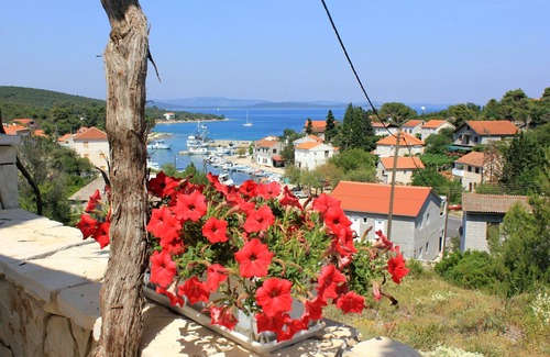 Zman Apartment | Family-Friendly Two Bedroom Apartment with Sea View in Žman
