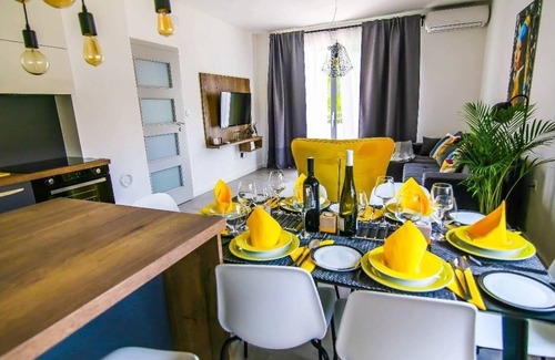 Nin Apartment | Inviting Two Bedroom Apartment with Terrace & Sea View