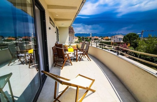 Nin Apartment | Inviting Two Bedroom Apartment with Terrace & Sea View
