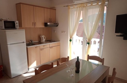 Rab Town Apartment | Two bedroom apartment with balcony Lopar, Rab (A-23825-b)