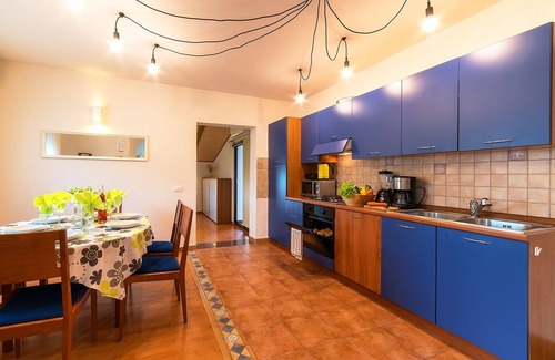 Ciritez Apartment | Inviting Two Bedroom Apartment with Terrace in Roč