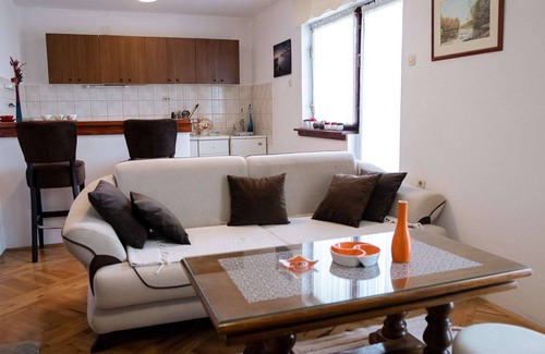 Gracac Apartment | Two bedroom apartment with terrace Srb, Zagora (A-22245-a)