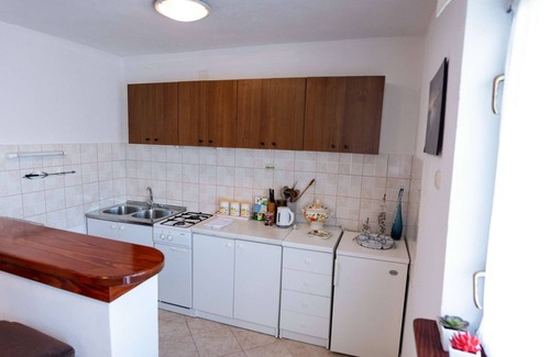 Gracac Apartment | Two bedroom apartment with terrace Srb, Zagora (A-22245-a)