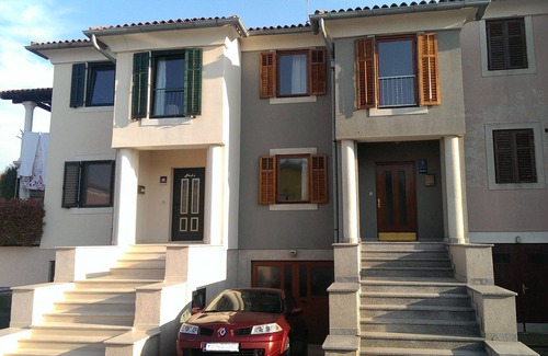 Umag Apartment | Cozy Two Bedroom Apartment with Terrace in Umag