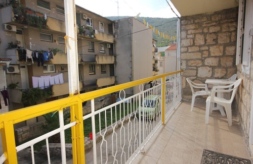 Cove Rogacic Apartment | Cozy Two-Bedroom Apartment with Balcony and Ocean View