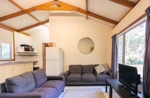 Woolundunga House | Family-Friendly Two Bedroom Bungalow with Private Backyard