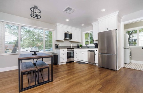 Alpine Cottage | Cozy Two Bedroom Cottage for 6 - Pet Friendly Retreat