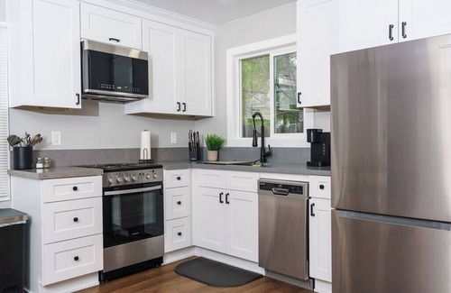 Alpine Cottage | Cozy Two Bedroom Cottage for 6 - Pet Friendly Retreat