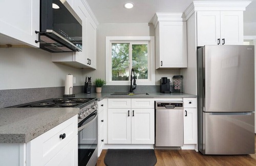 Alpine Cottage | Cozy Two Bedroom Cottage for 6 - Pet Friendly Retreat