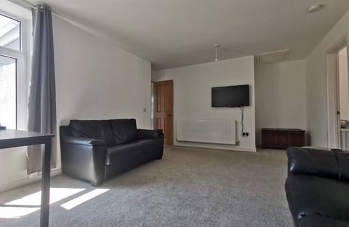 Aber Valley Apartment | Cozy Two-Bedroom Flat Above a Quaint Gift Shop in Caerphilly