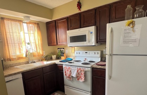 Lawrence Condo | Family-Friendly Two Bedroom Condo Near Campus with Spa