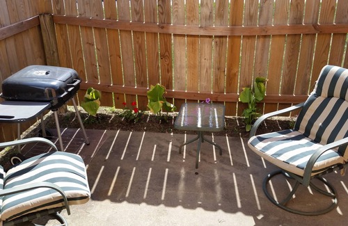 Lawrence Condo | Family-Friendly Two Bedroom Condo Near Campus with Spa