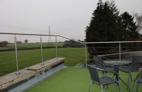 Olveston Apartment | Charming Two Bedroom Barn Conversion with Spa & Hot Tub