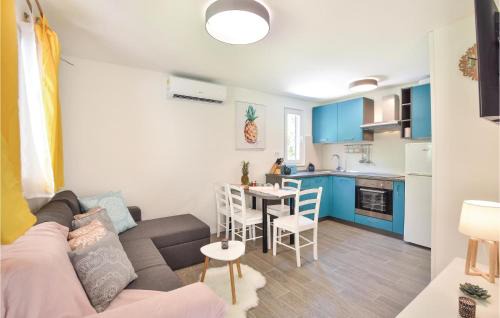 Blato na Cetini House | Pet-Friendly Retreat in Blato Na Cetini with Hot Tub