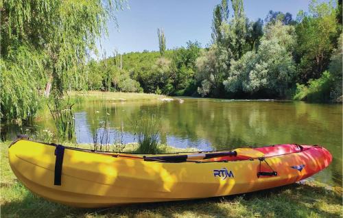 Blato na Cetini House | Pet-Friendly Retreat in Blato Na Cetini with Hot Tub