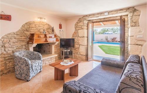 Divsici House | Welcoming Home in Divsici with Pool and Kitchen Amenities