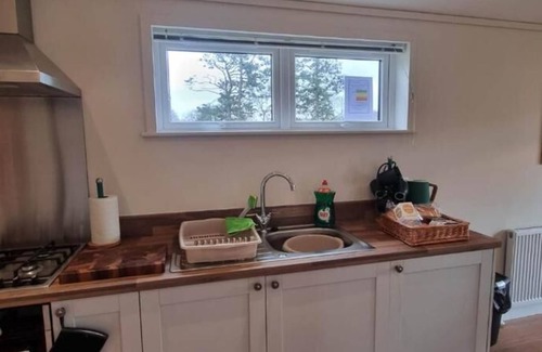 Liskeard Apartment | Cozy Two Bedroom Lodge at Peacock Lodge - Pet Friendly Stay