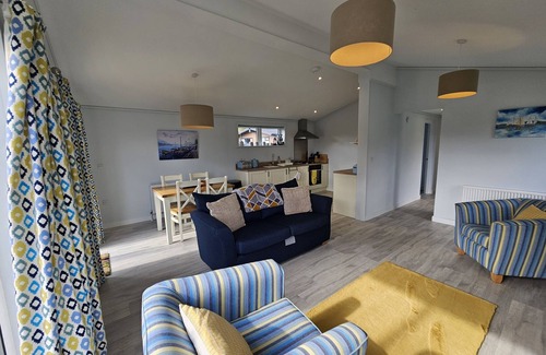 Liskeard Apartment | Cozy Two Bedroom Lodge at Peacock Lodge - Pet Friendly Stay