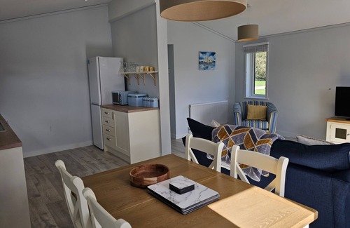 Liskeard Apartment | Cozy Two Bedroom Lodge at Peacock Lodge - Pet Friendly Stay
