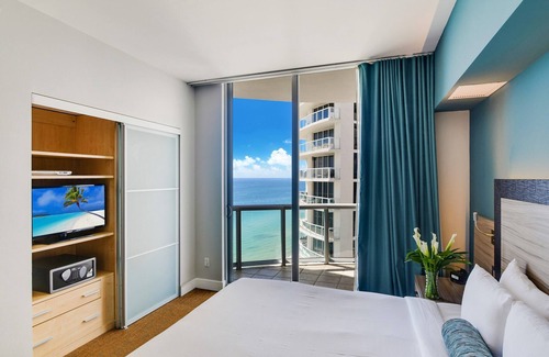 Sunny Isles Beach Hotel | Oceanfront Two Bedroom Apartment with Private Pool & Spa