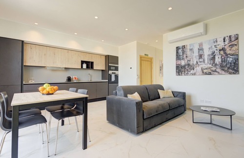 St. Andrew's Apartment | Two Bedroom Penthouse with Jacuzzi and Oceanfront Views