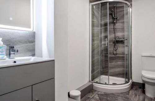 Yeadon Apartment | Two-Bedroom Serviced Flat by Brookland Stays Short Lets Leeds, Free WiFi
