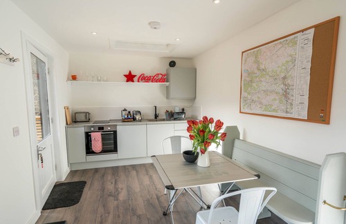 Balfron Apartment | Family-Friendly Two-Bedroom Detached Lodge with Kitchen