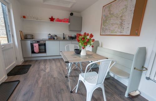 Balfron Apartment | Family-Friendly Two-Bedroom Detached Lodge with Kitchen