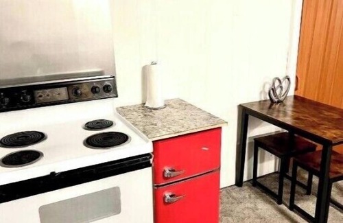 Detroit Villa | Inviting Two Bedroom Villa Studio with Fireplace & Breakfast