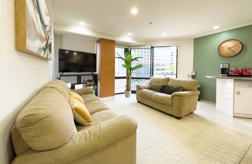 Auckland Central Business District Apartment | Exceptional Two-Bedroom Condo with Skytower Views
