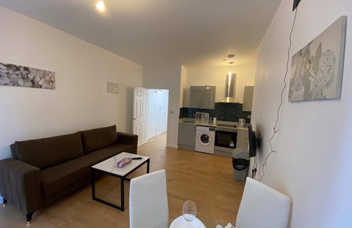 Walpole Apartment | Spacious Two-Bedroom Retreat in Ealing with Great Amenities