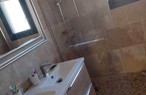 Sorgues House | Two bedrooms with private bathroom, independent access