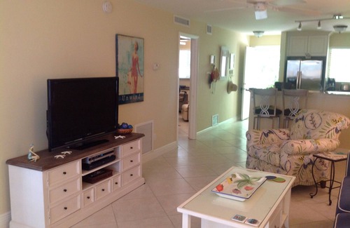 Old Naples Condo | Inviting Stay Near Beach and 5th Ave at Courtyard