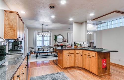 Norman House | Two blocks to OU Campus ~ Easy Access from I-35 ~ Nearby Park